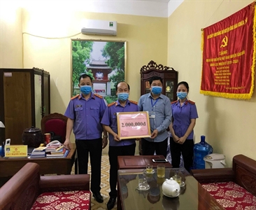 Viện KSND huyện Ứng Hòa ủng hộ công tác phòng, chống dịch COVID-19